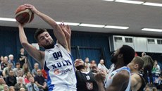 Petr Šafarčík z Kolína doskočil míč v utkání s Hradcem Králové. Petr Šafarčík z Kolína doskočil míč v utkání s Hradcem Králové.