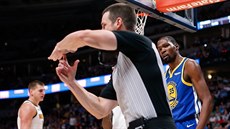 Kevin Durant z Golden State natvan pozoruje rozhodího, který mu udlal...