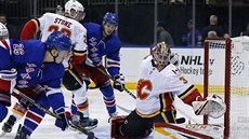 David Rittich hájí branku Calgary při pokusu Jimmyho Veseyho z New York Rangers. David Rittich hájí branku Calgary při pokusu Jimmyho Veseyho z New York Rangers.
