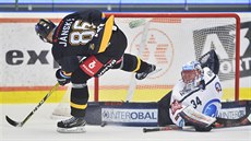 Peter Jánský z Litvínova nepřekonal plzeňského brankáře Dominika Frodla. Peter Jánský z Litvínova nepřekonal plzeňského brankáře Dominika Frodla.