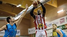 Richie Williams z Pardubic cílí na koš v sobotním ligovém duelu proti... Richie Williams z Pardubic cílí na koš v sobotním ligovém duelu proti...