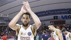 Austin Daye tleská fanouškům Benátek. Austin Daye tleská fanouškům Benátek.