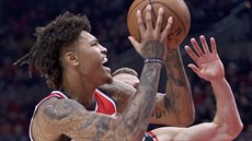 Kelly Oubre Jr. z Washingtonu zakonuje pes Nka Stauskase z Portlandu.