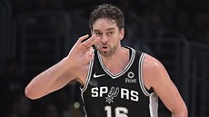 Pau Gasol ze San Antonia slaví trojku proti Los Angeles Lakers.