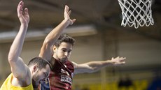 Tomáš Kyzlink (ve fialovém) z Benátek právě zablokoval Radima Klečku z Opavy. Tomáš Kyzlink (ve fialovém) z Benátek právě zablokoval Radima Klečku z Opavy.