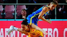 Kateřina Elhotová (nahoře) z USK Praha přepadává přes Anastastii Šilovovou z... Kateřina Elhotová (nahoře) z USK Praha přepadává přes Anastastii Šilovovou z...