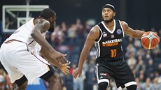 Nymburský rozehrávač Eugene Lawrence (vpravo) útočí na koš Lietkabelisu... Nymburský rozehrávač Eugene Lawrence (vpravo) útočí na koš Lietkabelisu...