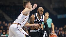 Nymburský rozehrávač Bracey Wright (vpravo) útočí na koš Lietkabelisu Panevežys. Nymburský rozehrávač Bracey Wright (vpravo) útočí na koš Lietkabelisu Panevežys.