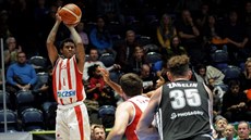Pardubický basketbalista Donovan Jackson pálí na koš Saratova. Pardubický basketbalista Donovan Jackson pálí na koš Saratova.
