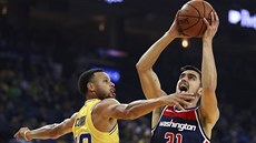 Tomáš Satoranský (v modrém) z Washingtonu střílí, zastavit se ho snaží Stephen... Tomáš Satoranský (v modrém) z Washingtonu střílí, zastavit se ho snaží Stephen...