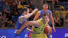 Lukáš Palyza (ve žlutém) z Olomoucka útočí kolem Radima Klečky z Opavy. Lukáš Palyza (ve žlutém) z Olomoucka útočí kolem Radima Klečky z Opavy.