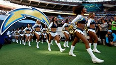 Roztleskávaky klubu Los Angeles Chargers ped zápasem NFL ve Wembley
