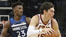 Cedi Osman (vpravo) z Clevelandu uniká Jimmymu Butlerovi z Minnesoty.