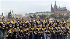 Hráči Boston Bruins v roce 2010 pózovali před Pražským hradem. Hráči Boston Bruins v roce 2010 pózovali před Pražským hradem.