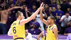 T. J. Cline (vlevo) a Khalif Wyatt slaví úspěch Hapoelu Cholon. T. J. Cline (vlevo) a Khalif Wyatt slaví úspěch Hapoelu Cholon.