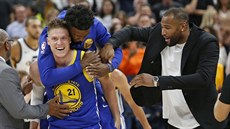 Jonas Jerebko (s číslem 21) z Golden State slaví rozhodující koš proti Utahu. Jonas Jerebko (s číslem 21) z Golden State slaví rozhodující koš proti Utahu.