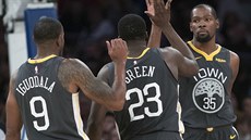 Kevin Durant (s číslem 35) z Golden State slaví se spoluhráči (zády zleva)... Kevin Durant (s číslem 35) z Golden State slaví se spoluhráči (zády zleva)...