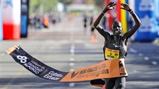 Abraham Kiptum probíhá cílem půlmaratonu ve Valencii Abraham Kiptum probíhá cílem půlmaratonu ve Valencii