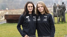 Rychlobruslařky Martina Sáblíková (vlevo) a Nikola Zdráhalová pózují fotografům... Rychlobruslařky Martina Sáblíková (vlevo) a Nikola Zdráhalová pózují fotografům...