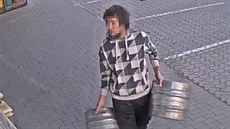 Muži kradli prázdné pivní sudy a vraceli je do obchodu. Muži kradli prázdné pivní sudy a vraceli je do obchodu.