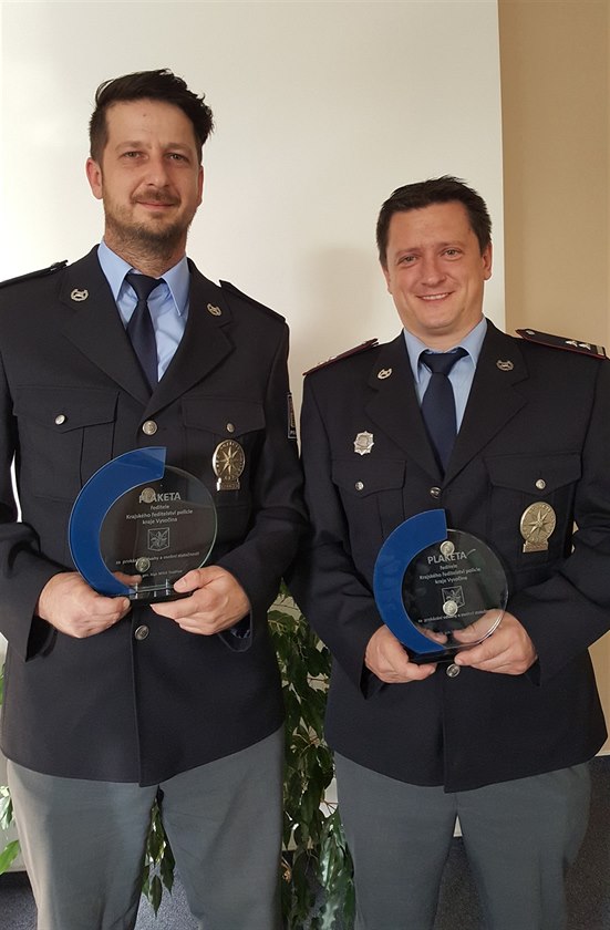 Policisté Filip Tretera (vpravo) a Miroslav paek dostali za záchranu ivota...