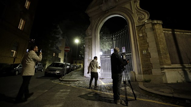 Reporti natej vchod na pozemky jedn z budov Vatiknsk ambasdy v m, kde dlnci pi renovaci nalezli lidsk ostatky.