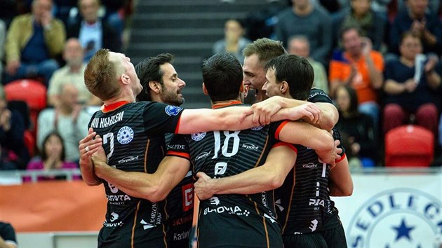 Karlovarští volejbalisté se radují po získaném bodu.