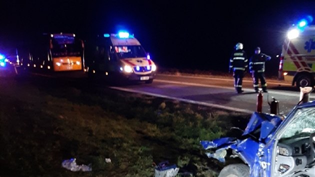 U obce Trnov Pole na Znojemsku vrazilo auto do policejnho vozu, kter stl na silnici kvli vyetovn pedchoz nehody. Pt lid se zranilo.