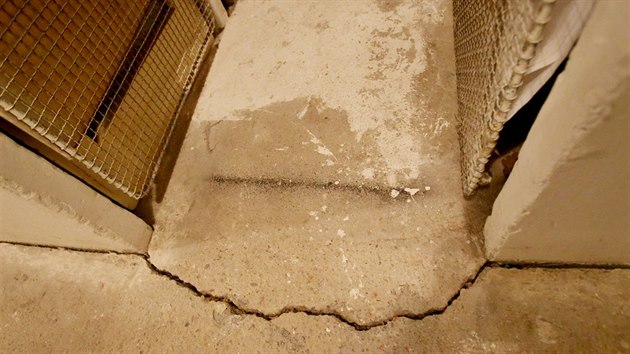 Na stnch i podlaze bytovho domu v brnnsk Krsnho ulici jsou velk praskliny, msty i vce ne centimetr irok.