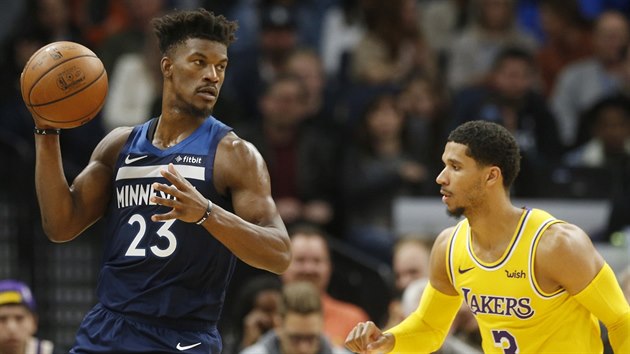 Jimmy Butler (vlevo) z Minnesoty brnn Joshem Hartem z LA Lakers.