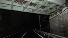 Policisté hledají řidiče náklaďáku, který poškodil most v Bečově. Policisté hledají řidiče náklaďáku, který poškodil most v Bečově.