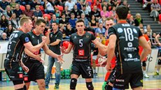Karlovarští volejbalisté se radují po získaném bodu. Karlovarští volejbalisté se radují po získaném bodu.