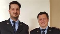 Policisté Filip Tretera (vpravo) a Miroslav Špaček dostali za záchranu života... Policisté Filip Tretera (vpravo) a Miroslav Špaček dostali za záchranu života...