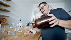 Robert Urbánek ve své palírn ginu Little Urban Distillery v Brn (10. 10. 2018)