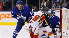 Útočník Michael Frolík z Calgary bráněný Martinem Marinčínem z Toronta před... Útočník Michael Frolík z Calgary bráněný Martinem Marinčínem z Toronta před...
