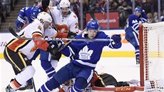 Obránce Mark Giordano (vlevo) z Calgary atakuje Mitchella Marnera z Toronta... Obránce Mark Giordano (vlevo) z Calgary atakuje Mitchella Marnera z Toronta...