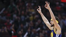 Klay Thompson z Golden State oslavuje jednu ze svých 14 trojek proti Chicagu, Klay Thompson z Golden State oslavuje jednu ze svých 14 trojek proti Chicagu,