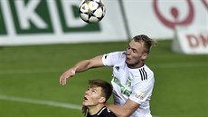 Eduard Sobol (vlevo) z Jablonce se nechal přehlavičkovat Janem Krivákem z... Eduard Sobol (vlevo) z Jablonce se nechal přehlavičkovat Janem Krivákem z...