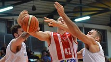 Pardubický basketbalista Evan McGaughey (uprostřed) se tlačí ke koši Nes Cijony. Pardubický basketbalista Evan McGaughey (uprostřed) se tlačí ke koši Nes Cijony.