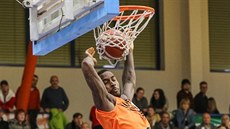Devante Wallace z Ústí smečuje na hradecký koš. Devante Wallace z Ústí smečuje na hradecký koš.