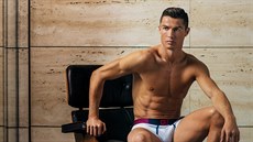 Cristiano Ronaldo v reklamě na spodní prádlo své značky CR7 (2018) Cristiano Ronaldo v reklamě na spodní prádlo své značky CR7 (2018)