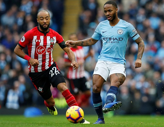 Nathan Redmond ze Southamptonu (vlevo) atakuje Raheema Sterlinga z Manchesteru...