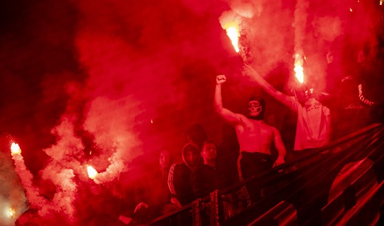 Fanouci Slavie o sob dávají v hlediti vdt s pomocí oslnivé pyrotechniky.