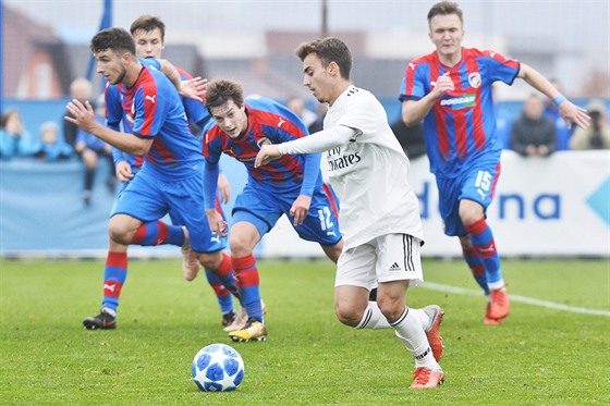 Mladíci Viktorie Plze nahánjí Alberta z Realu Madrid v utkání UEFA Youth...