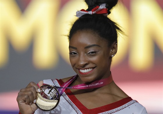 Americká gymnastka Simone Bilesová oslavuje se zlatou medailí z mistrovství...