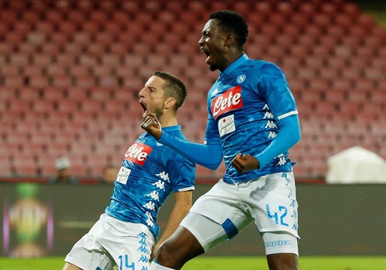 Dries Mertens (vlevo) a Amadou Diawara oslavují gól Neapole.