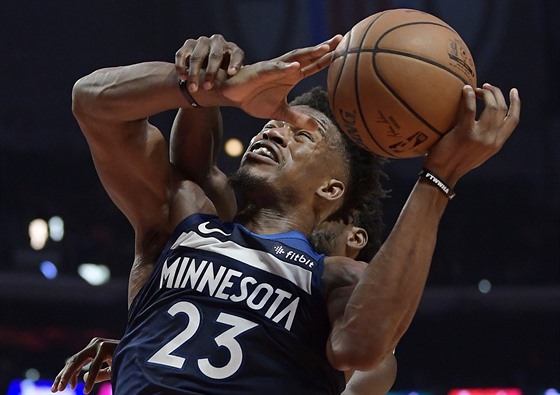 Jimmy Butler z Minnesoty faulovaný Patrickem Beverleym z LA Clippers.