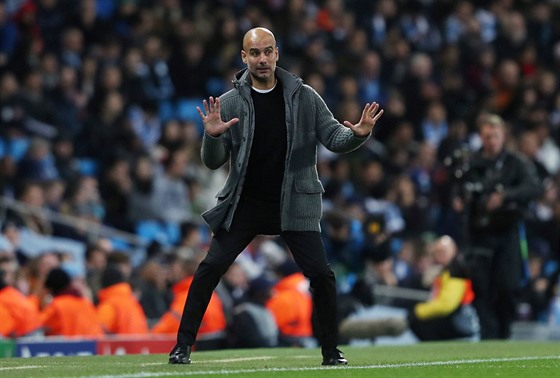 ÚTOK JE ROZKAZ V PRVNÍM BOD. Pep Guardiola kouuje fotbalisty Manchesteru City...