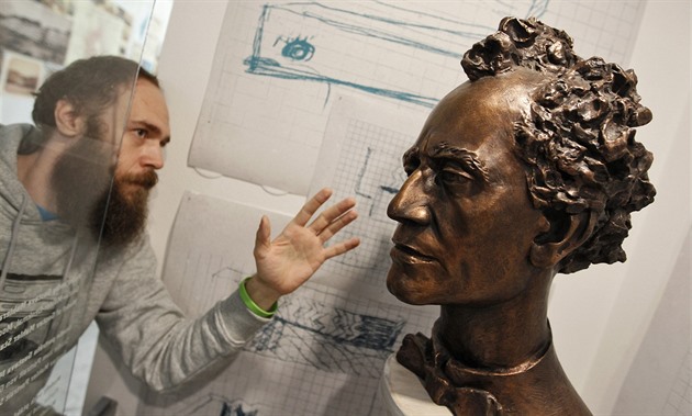 Prvodce Jakub Koumer ukazuje Koblasovu bustu Gustava Mahlera v nové...