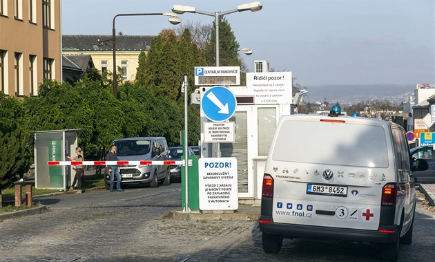 Pohled na jeden z vjezd do olomoucké fakultní nemocnice. Po zmn v systému...